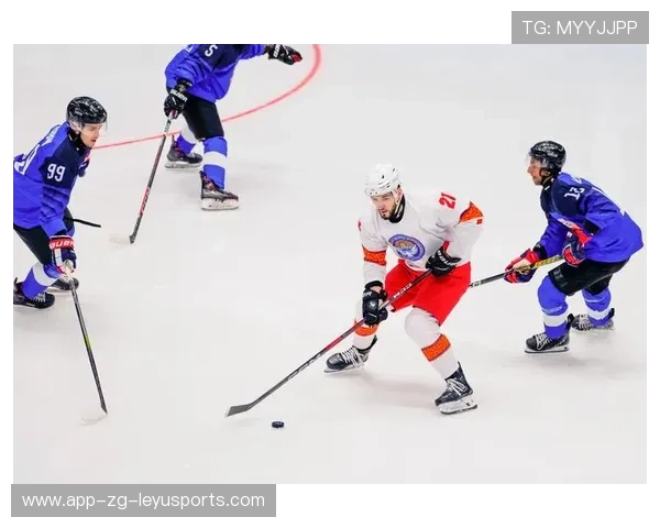 冰球前锋强撞破门，裁判示意有效